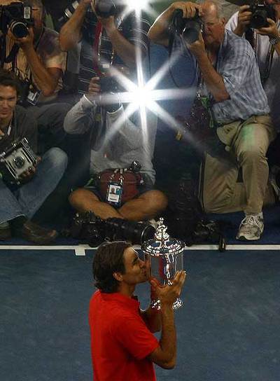 Roger Federer, con el trofeo neoyorquino.