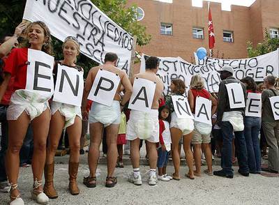 Madres y padres de alumnos de la escuela infantil El Tomillar protestan contra la destitución de la directora del centro.