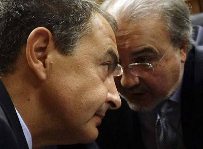 El vicepresidente económico, Pedro Solbes, susurra algo al presidente del Gobierno, José Luis Rodríguez Zapatero, durante el debate.