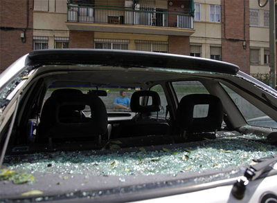 El granizo rompió las lunas y abolló los capós de numerosos automóviles.