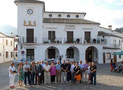 Familiares de las víctimas halladas en la fosa de las mujeres, ayer en el Ayuntamiento de Grazalema.