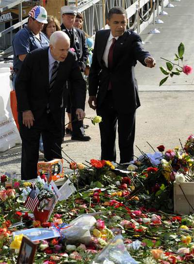 John McCain y Barack Obama depositan sendas rosas en el monumento de la  zona cero  de Nueva York.