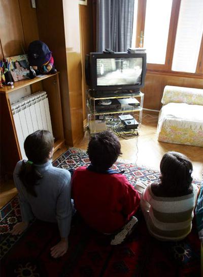 La televisión se convierte, a veces, en la única  niñera  de muchos niños.