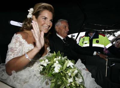 Arantxa, con su padre, camino de la ceremonia.