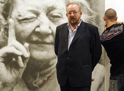 Darío Villalba, ante su obra  Margot-The one with the Knowing Wink-Allan Kaprow,  en la galería Marlborough de Madrid.