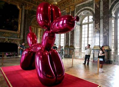 Una de las obras de Jeff Koons que se exponen en el palacio de Versalles.