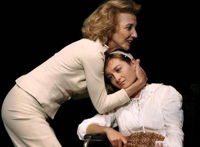 Marisa Paredes (izquierda) y Pilar Gil, en  Sonata de Otoño.  