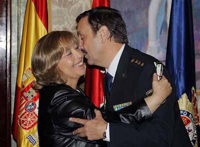 La delegada del Gobierno felicita al nuevo jefe superior de Policía de Madrid.