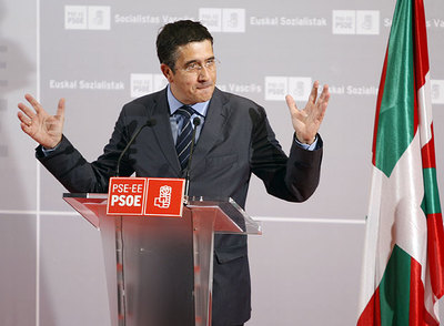 El candidato a  lehendakari  del PSE, Patxi López, ayer, en su intervención en el Euskalduna ante cargos públicos socialistas.