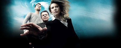 Los tres protagonistas de  Fringe,  con Anna Torv en primer plano.