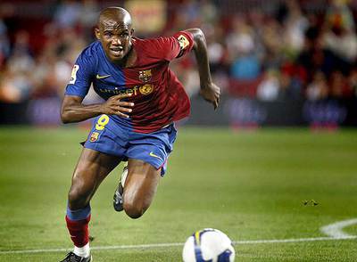 Samuel Eto'o intenta irse por velocidad.