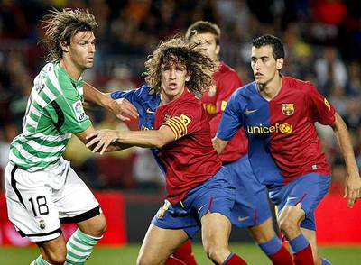 Varela lucha la posición con Puyol y Pedro.