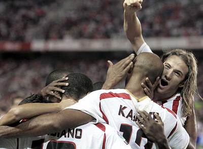 Kanouté celebra uno de sus goles con Diego Capel y otros compañeros del Sevilla.