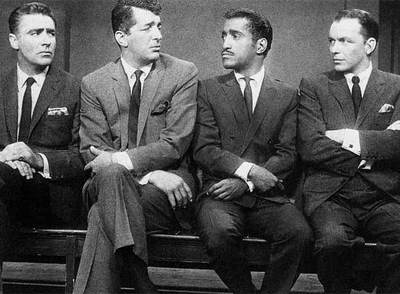 En una escena de  Ocean's eleven , de 1960, Dean Martin se sienta entre Peter Lawford y Sammy  Davis Jr. A la derecha, Frank Sinatra. rnFoto: AP