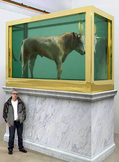 Damien Hirst, ante su obra  El becerro de oro,  que hoy se subasta en Londres.