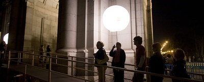 Participantes de la Noche en Blanco cruzan la Puerta de Alcalá por la pasarela de  Eugenio Ampudia.