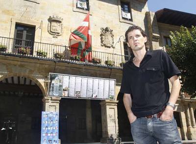 Nico Moreno (ANV), alcalde de Elorrio, delante del Ayuntamiento del municipio.