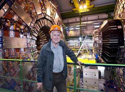 El físico Peter Higgs, ante uno de los detectores del acelerador LHC durante una visita el pasado abril.