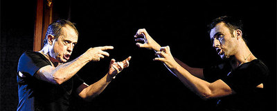 Oriol Genís (izquierda) e Isaac Alcayde, en un ensayo de  Genet-Les criades. 