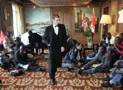 Varios inmigrantes  sin papeles,  ayer en el restaurante La Tour d'Argent en París.