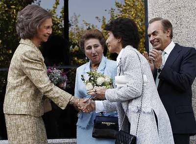 La reina Sofía saluda a Paloma O'Shea, ante los duques de Badajoz.