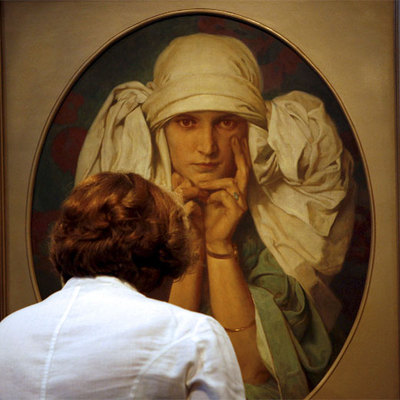 Una visitante de la exposición sobre Alphonse Mucha, frente a su obra   Retrato de Jaroslava  .  