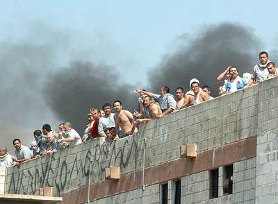 Presos amotinados en la cárcel de Tijuana, en el norte de México.