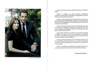 El matrimonio Sarkozy, visto por Annie Leibovitz, en una foto hecha originalmente para  Vanity Fair . Se repartirá a quienes visiten el Elíseo este fin de semana junto con una invitación (arriba) en la que el matrimonio recuerda el valor patrimonial del palacio y el hecho de que en estos momentos le corresponde a Francia presidir la UE.