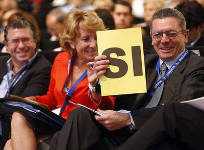 Alberto Ruiz-Gallardón muestra su voto a favor de la gestión de la dirección regional saliente, ante Esperanza Aguirre y Francisco Granados.