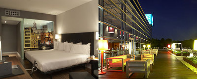 Una de las habitaciones y la terraza del AC Palau de Bellavista, en Girona.