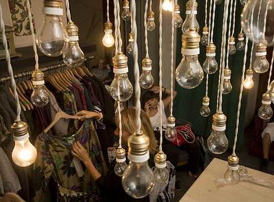 HAND, en el número 26 de la madrileña calle de Hortaleza, una tienda de ropa danesa iluminada por multitud de bombillas.