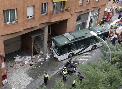 El autobús, tras incrustarse en el edificio, ayer al mediodía en el barrio del Carmel de Barcelona.