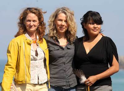 La directora de  Frozen river,  Courtney Hunt, en el centro, junto a las actrices Melissa Leo, a la izquierda, y Misty Upham, ayer en San Sebastián.
