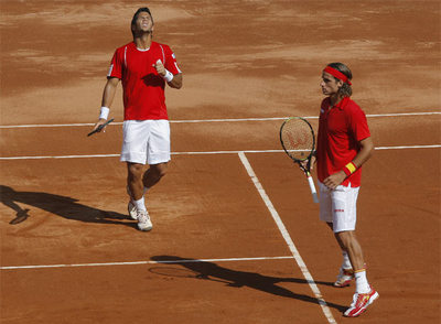 Fernando Verdasco se lamenta de un fallo ante su compañero Feliciano López.