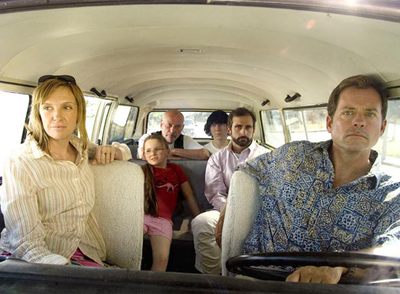 Una escena de la película  Pequeña Miss Sunshine  (2006), que relata las aventuras de una familia en torno a un concurso de belleza infantil.