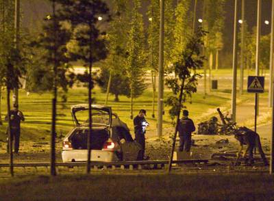 Unos agentes, en el lugar de la explosión del coche bomba.