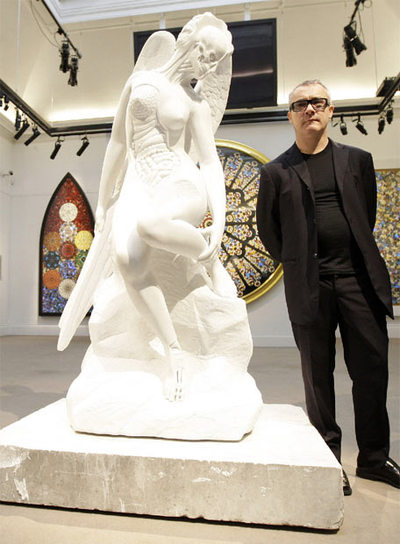 Hirst posa con su obra  Anatomía de un ángel  días antes de la subasta.