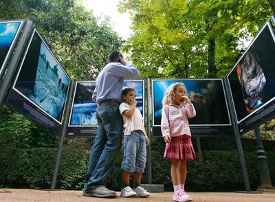 Visitantes en la exposición  Agua,  que puede verse en los bosques de la Alhambra de Granada.