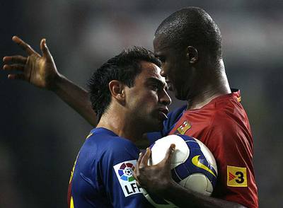 Xavi y Eto'o celebran uno de los goles del Barcelona.