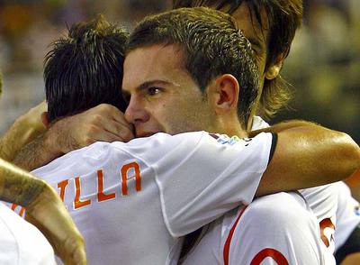 Mata abraza a Villa tras marcar el único gol del Valencia.