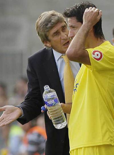 Pellegrini da instrucciones a Capdevila.
