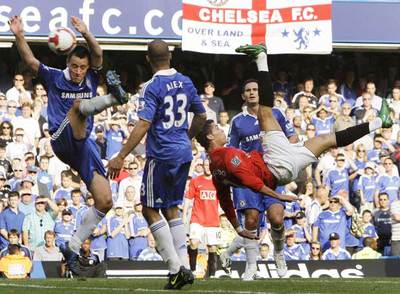 Terry intenta controlar la pelota tras una chilena de Cristiano Ronaldo.