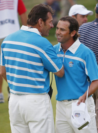 Nick Faldo (izquierda) saluda a Sergio García tras los  fourballs  del sábado.