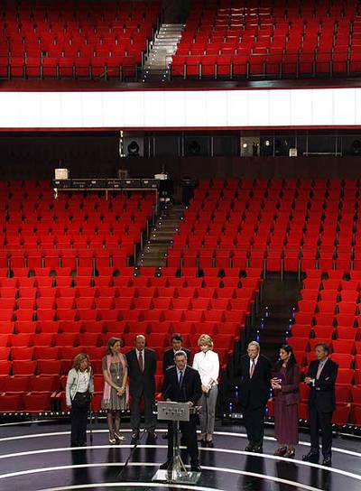 Las autoridades, en el escenario de la sala principal de los teatros.