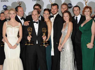 Parte del equipo y el reparto de  Mad men,  ficción galardonada con seis premios Emmy, entre ellos a la mejor serie dramática.rnGlenn Close, con su trofeo.