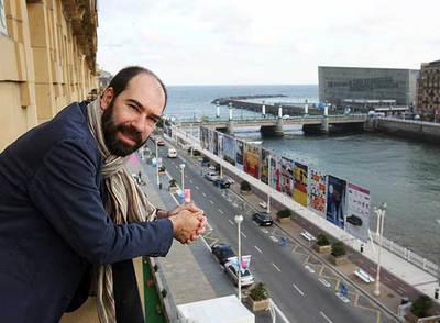 Jaime Rosales, director de  Tiro en la cabeza,   ayer en San Sebastián. Al fondo, el Kursaal, principal sede del festival.