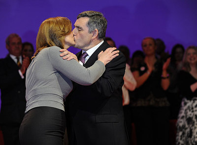 Gordon Brown besa a su esposa, Sarah, antes de iniciar su discurso en el congreso laborista en Manchester.