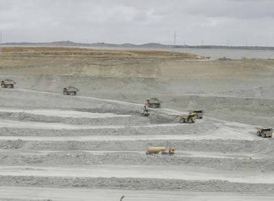 Camiones transportan los residuos de la excavación de la corta de la Mina Cobre las Cruces, en junio de 2007.