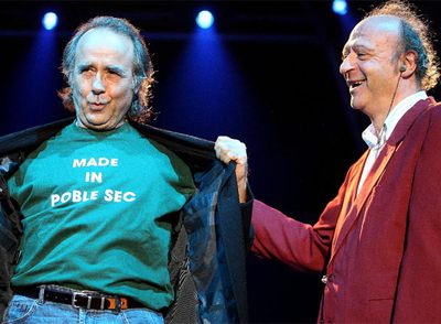 Serrat y Sisa en la recta final del concierto del  galáctico  en la plaza de Catalunya.