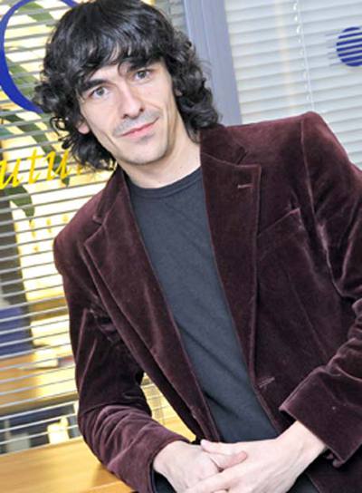 "Busco enchufes por los aeropuertos"